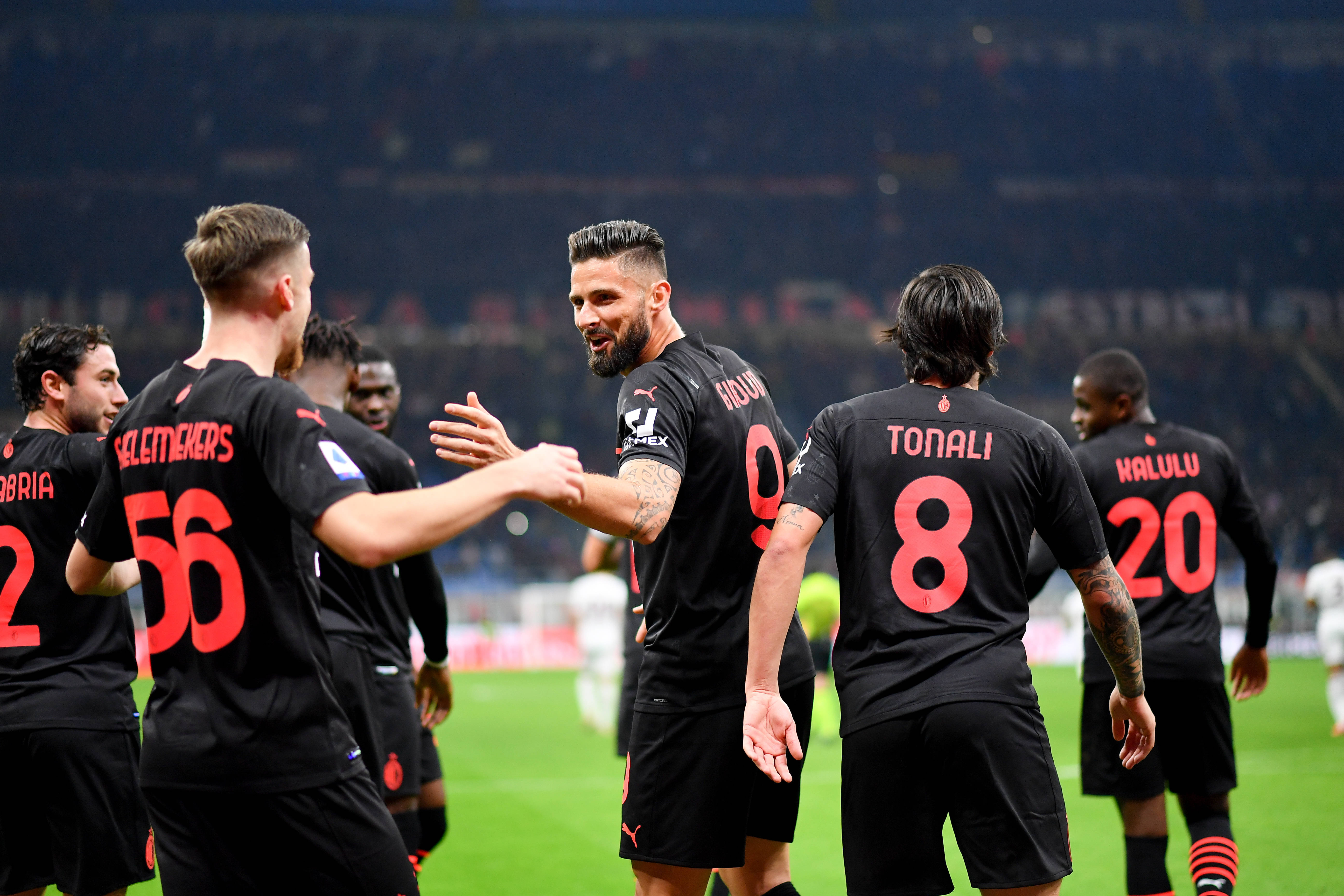 热刺抵达韩国受到热烈欢迎，有球迷在与麦迪逊合影时激动流泪