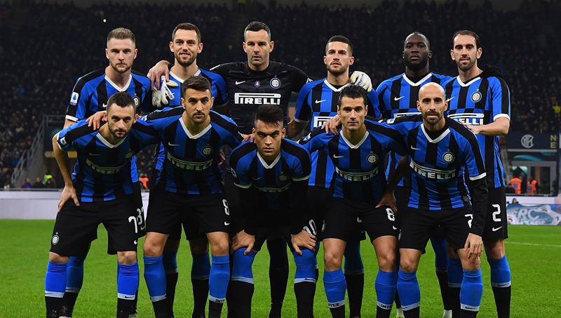 篮球篮网比赛中关键传球帮助球队取胜